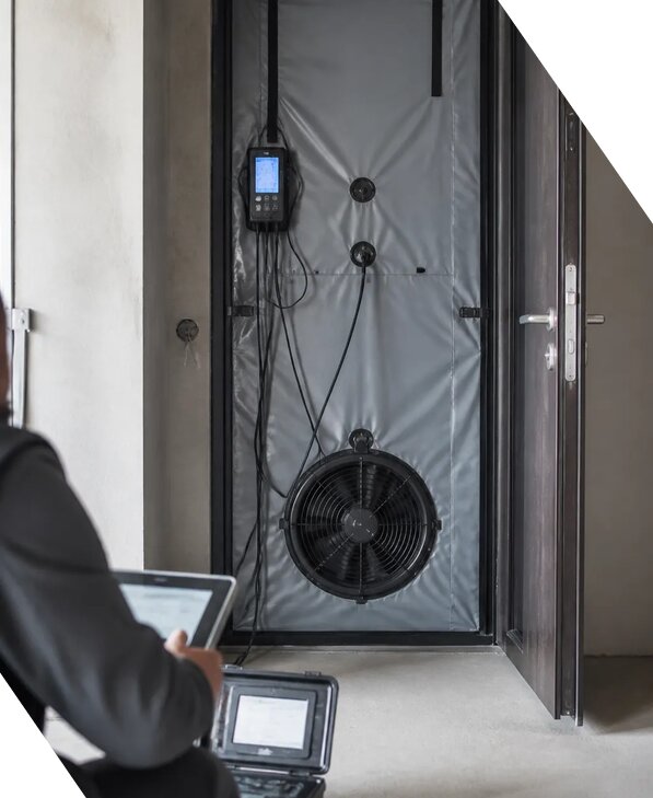 Проведение испытаний зданий методом аэродвери в Гатчине